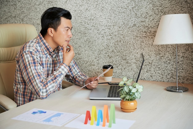 Geschäftsmann, der im Büro arbeitet