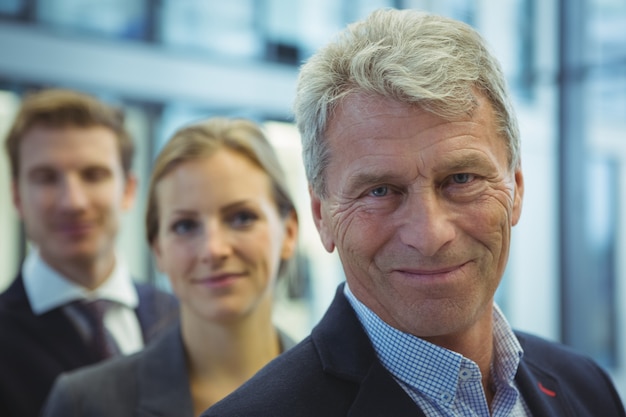 Foto geschäftsmann, der im büro steht