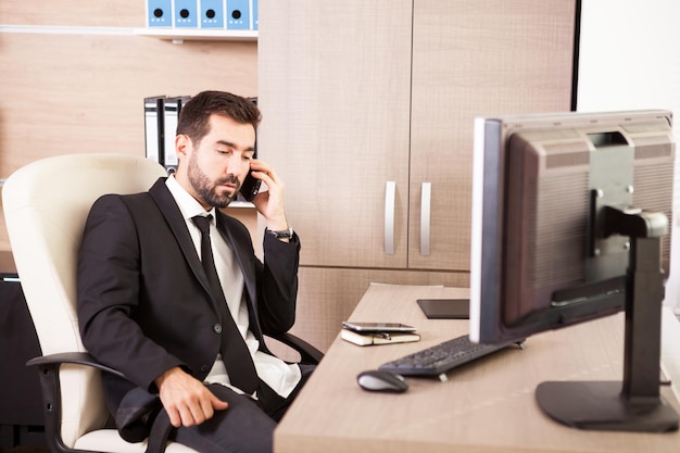 Geschäftsmann, der in seinem Büro arbeitet. Kaufmann im beruflichen Umfeld