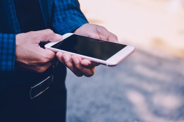 Geschäftsmann, der intelligentes Telefon hält und Internet online verwendet