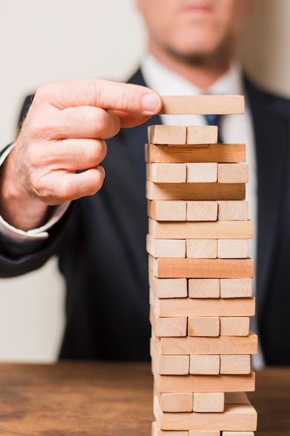 Foto geschäftsmann, der jenga spielt