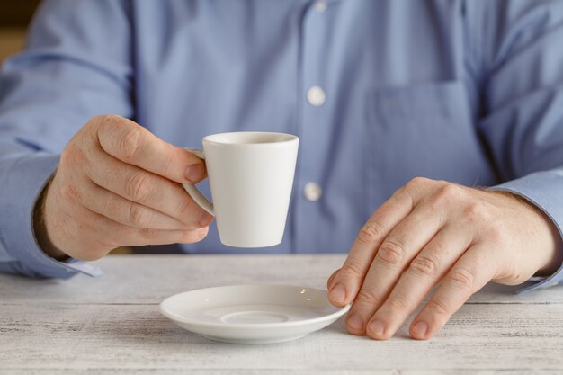 Geschäftsmann, der Kaffee trinkt