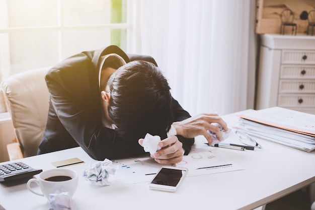 Geschäftsmann, der krank und müde sich fühlt. Geschäftsmann, der sich außerhalb der Arbeit im Büro gestresst fühlt