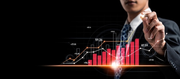 Geschäftsmann, der mit digitalem Finanzgeschäftsdiagramm der Wahrnehmungstechnologie arbeitet