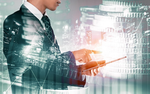 Geschäftsmann, der mit digitalem Finanzgeschäftsdiagramm der Wahrnehmungstechnologie arbeitet