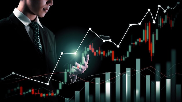 Geschäftsmann, der mit digitalem Finanzgeschäftsdiagramm der Wahrnehmungstechnologie arbeitet