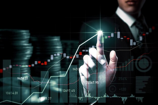 Geschäftsmann, der mit digitalem Finanzgeschäftsdiagramm der Wahrnehmungstechnologie arbeitet