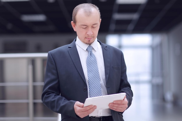 Geschäftsmann, der mit digitalen Tablet-Leuten und -Technologie arbeitet