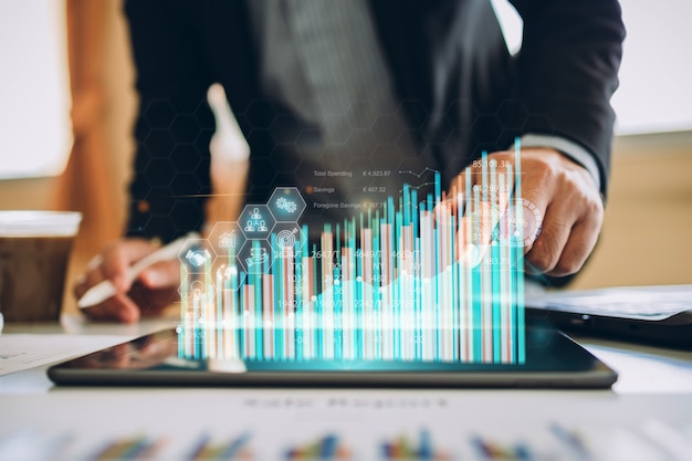 Geschäftsmann, der mit digitaler marketinganalyse arbeitet, um das konzept des zukünftigen geschäfts zu investieren