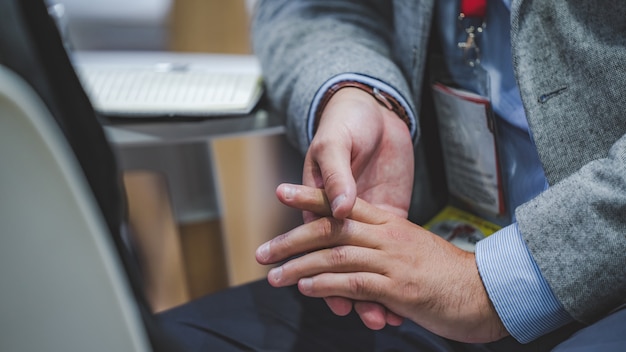 Geschäftsmann, der mit Händler handelt