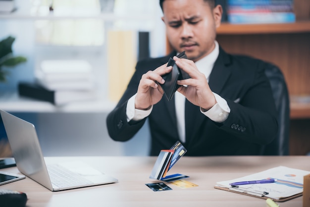 Geschäftsmann, der mit Kreditkarten arbeitet