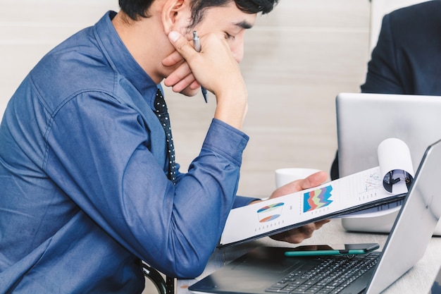 Geschäftsmann, der mit Laptop-Computer im Büro arbeitet