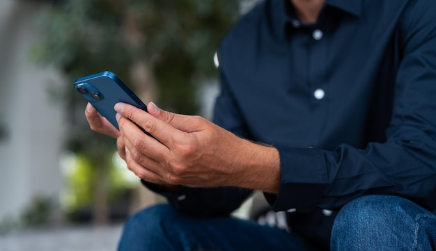 Geschäftsmann, der mit Smartphone in der Handnahaufnahme arbeitet