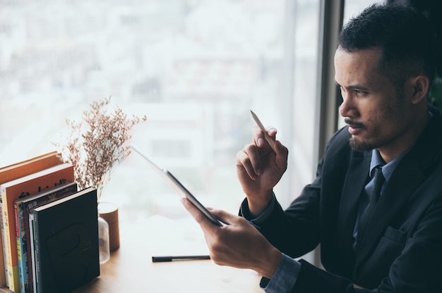 Geschäftsmann, der mit Tablette arbeitet