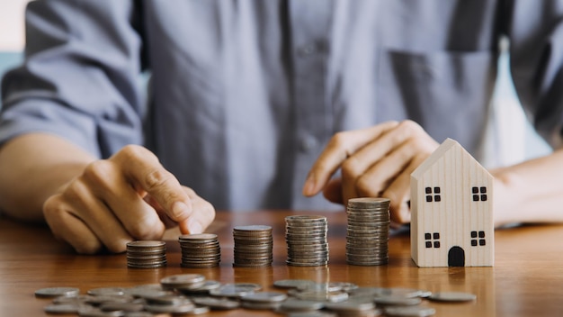 Geschäftsmann, der Münzen hält, die Glas mit Taschenrechner einlegen, um das Konzept zu berechnen, das Geld für die Finanzbuchhaltung spart Unternehmensfinanzierungsinvestitionen Finanzplanung