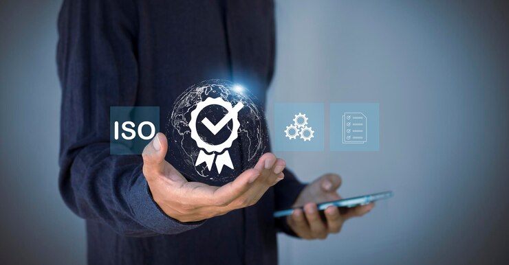Geschäftsmann, der Produktqualitätssicherung und ISO-Dienstleistungskonzept hält und zeigt