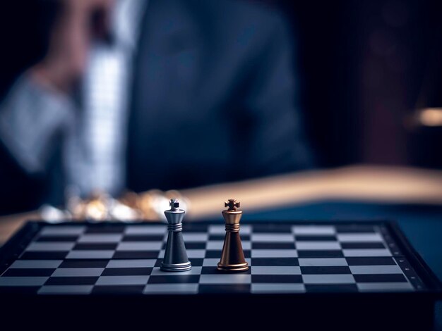 Geschäftsmann, der Schach spielt, denkt, löst Probleme, plant Geschäftswettbewerbe, Teamarbeit, internationale Schachideen und -wettbewerbe und Strategie, Geschäftserfolgskonzept, strategisches Konzept