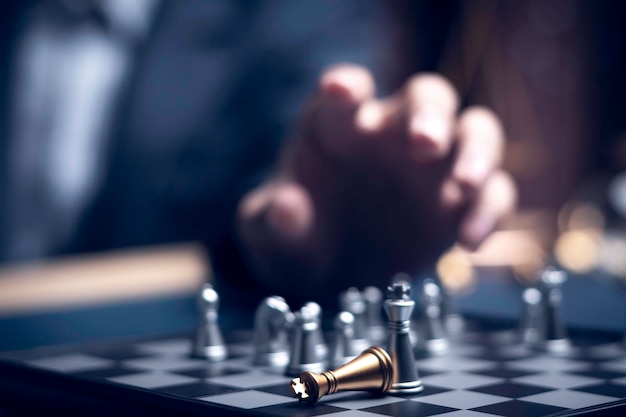 Geschäftsmann, der Schach spielt, denkt, löst Probleme, plant Geschäftswettbewerbe, Teamarbeit, internationale Schachideen und -wettbewerbe und Strategie, Geschäftserfolgskonzept, strategisches Konzeptx9
