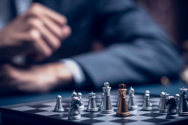 Geschäftsmann, der Schach spielt, denkt, löst Probleme, plant Geschäftswettbewerbe, Teamarbeit, internationale Schachideen und -wettbewerbe und Strategie, Geschäftserfolgskonzept, strategisches Konzeptx9