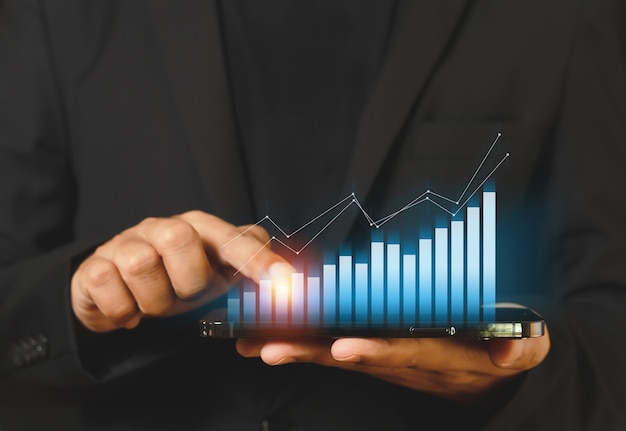 Geschäftsmann, der Smartphone-Bildschirm mit Handelsdiagramm berührt. Börsenmarketing-Analysediagramm. Informationsstatistik Diagramm Gewinn. Investitions- und Marketingkonzept.