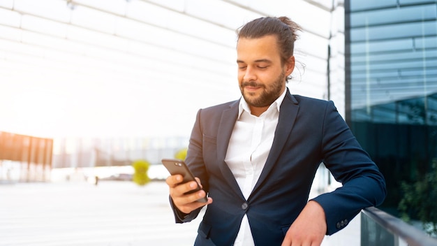 Geschäftsmann, der Smartphone im Freien verwendet