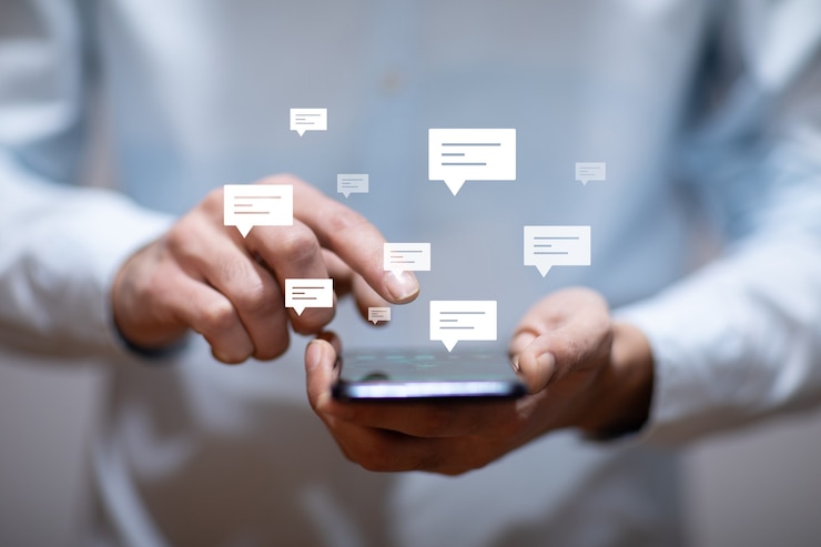Foto geschäftsmann, der smartphone mit buchstabenschildern hält