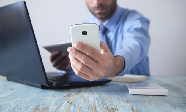 Geschäftsmann, der Smartphone verwendet und im Büro arbeitet.