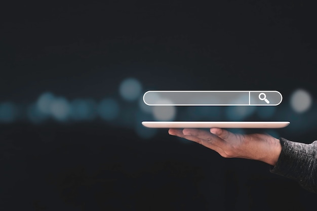 Geschäftsmann, der Tablette mit virtueller Suchleiste hält