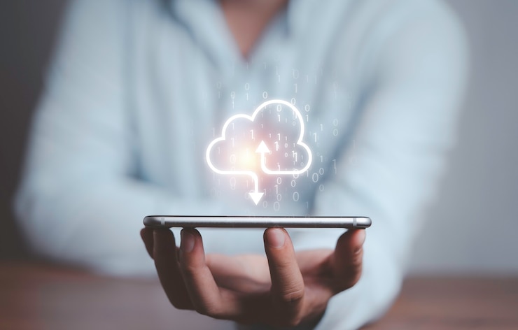 Foto geschäftsmann, der virtuelles cloud-computing auf smartphone hält, um dateninformationen zu übertragen und download-anwendung hochzuladen. konzept der technologietransformation.