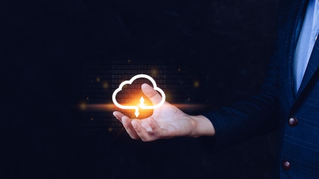 Geschäftsmann, der virtuelles Cloud-Icon-Computing mit Kopierraum hält und gibt, um Dateninformationen zu übertragen und Download-Anwendungstechnologie-Transformationskonzept hochzuladenBig-Data-Konzept