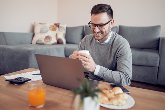 Geschäftsmann, der von zu Hause aus am Laptop arbeitet