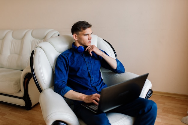 Geschäftsmann, der von zu Hause mit einem Laptop arbeitet