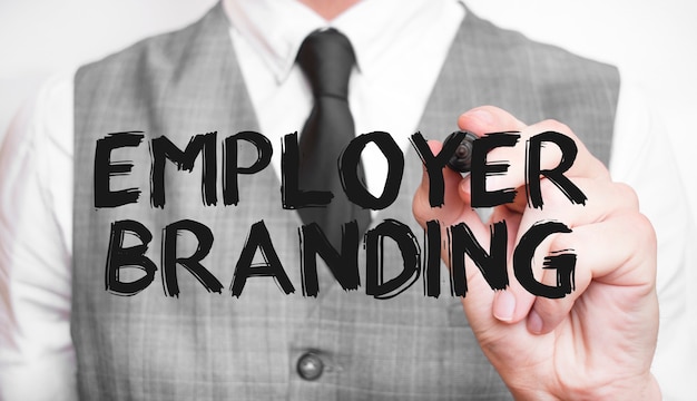 Geschäftsmann, der Wort Employer Branding mit Marker schreibt