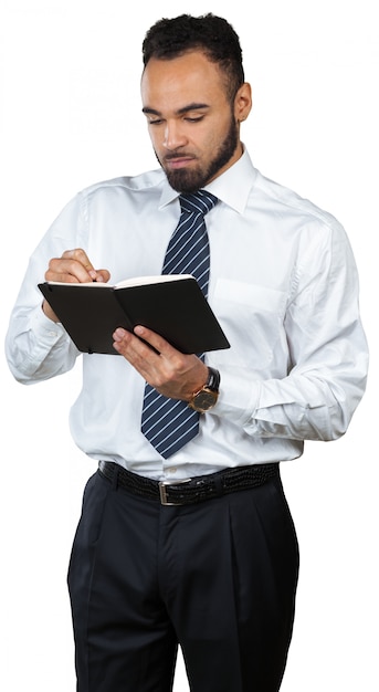 Geschäftsmann des schwarzen Mannes, der seinen Notizblock lokalisiert auf Weiß hält
