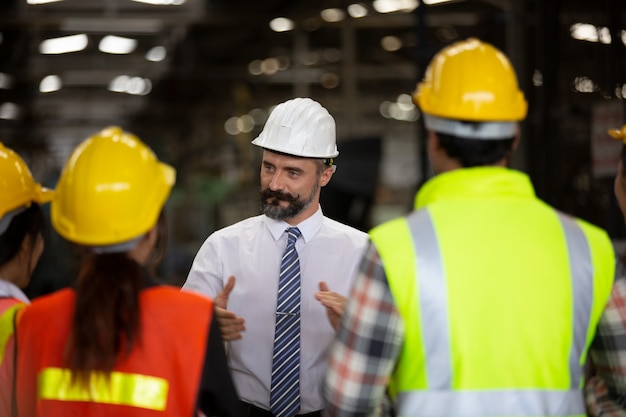 Geschäftsmann diskutiert mit Ingenieur und Architekten Teammitglied