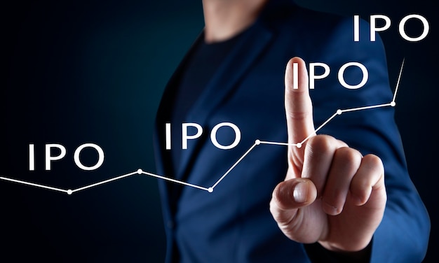 Geschäftsmann drückt taste iipo initial public offering netzwerk auf karte