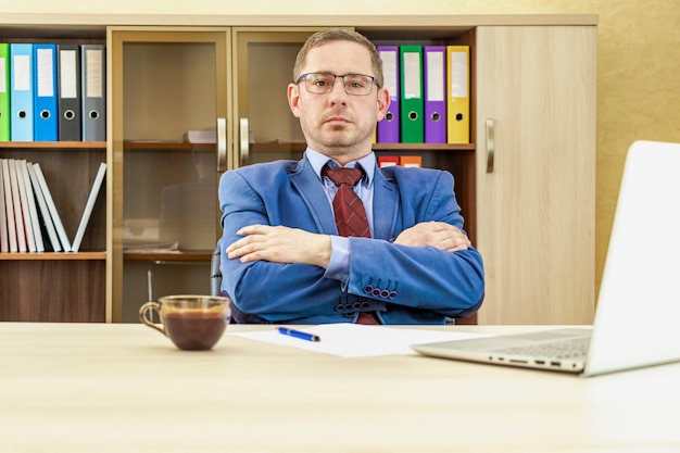 Geschäftsmann erfreut Chef verschränkte seine Arme Schreibtisch des Kopfes im Büro