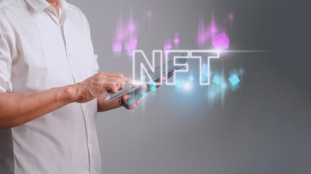 Geschäftsmann Finger berühren virtuellen Bildschirm NFT-Token digitales Kryptokunst-Blockchain-Technologiekonzept
