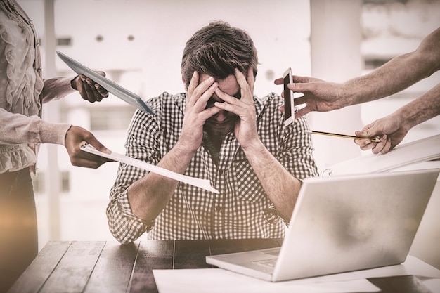 Foto geschäftsmann gestresst bei der arbeit