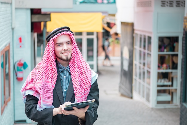 Geschäftsmann haben eine glückliche Zeit mit seinem Job, arbeiten Liebe