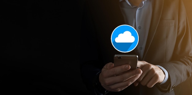 Geschäftsmann hält Cloud-Symbol. Cloud-Computing-Konzept - Smartphone mit Cloud verbinden. Computernetzwerk-Informationstechnologe mit Smartphone.Big Data Concept.Flat-Symbole mit langen Schatten
