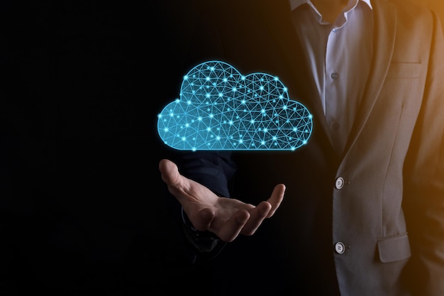 Geschäftsmann hält Cloud-Symbol. Cloud-Computing-Konzept - Smartphone mit Cloud verbinden. Computernetzwerk-Informationstechnologe mit Smartphone.Big Data Concept.Low Poly, polygonal