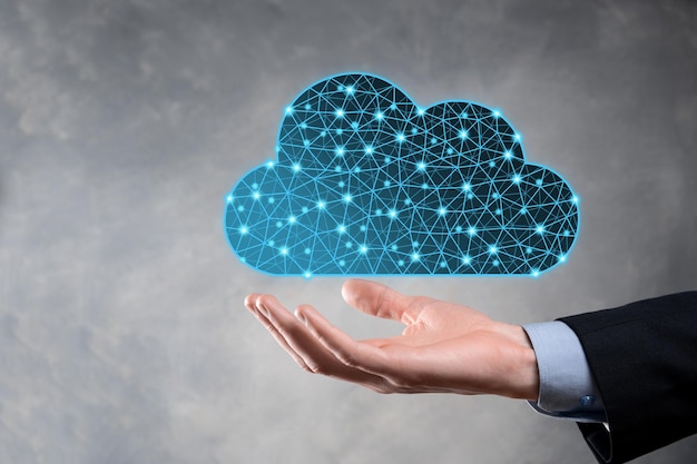 Geschäftsmann hält Cloud-Symbol. Cloud-Computing-Konzept - Smartphone mit Cloud verbinden. Computernetzwerk-Informationstechnologe mit Smartphone.Big Data Concept.Low Poly, polygonal