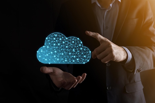 Geschäftsmann hält Cloud-Symbol. Cloud-Computing-Konzept - Smartphone mit Cloud verbinden. Computernetzwerk-Informationstechnologe mit Smartphone.Big Data Concept.Low Poly, polygonal