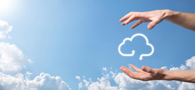 Geschäftsmann hält Cloud-Symbol. Cloud-Computing-Konzept - Smartphone mit Cloud verbinden. Computernetzwerk-Informationstechnologe mit Smartphone.Big Data-Konzept.