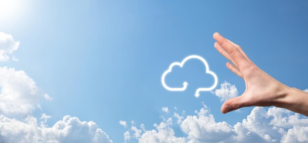 Geschäftsmann hält Cloud-Symbol. Cloud-Computing-Konzept - Smartphone mit Cloud verbinden. Computernetzwerk-Informationstechnologe mit Smartphone.Big Data-Konzept.