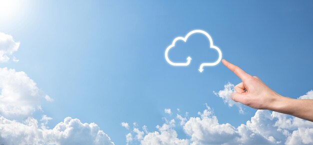 Foto geschäftsmann hält cloud-symbol. cloud-computing-konzept - smartphone mit cloud verbinden. computernetzwerk-informationstechnologe mit smartphone.big data-konzept.