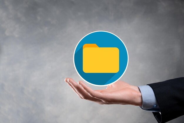 Geschäftsmann hält Ordnersymbol. Dokumentenverwaltungssystem oder DMS-Setup von IT-Berater mit modernem Computer suchen nach Verwaltungsinformationen und Unternehmensdateien. Geschäftsabwicklung,