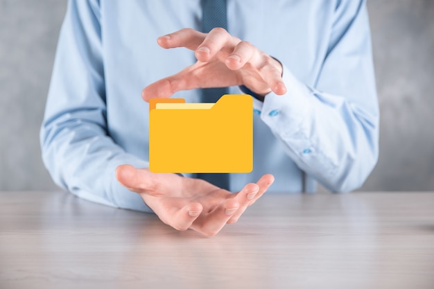 Geschäftsmann hält Ordnersymbol. Dokumentenverwaltungssystem oder DMS-Setup von IT-Berater mit modernem Computer suchen nach Verwaltungsinformationen und Unternehmensdateien. Geschäftsabwicklung,