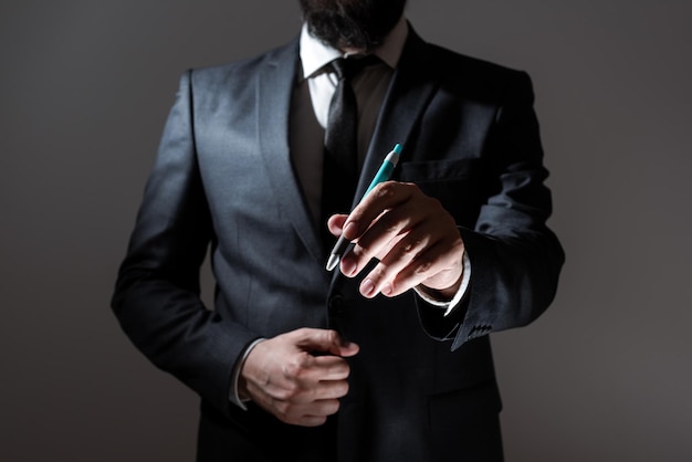 Geschäftsmann hält Stift und präsentiert wichtige Informationen Mann im Anzug zeigt wichtige Ankündigungen mit Bleistift in der Hand Executive Dispaling Critical Messages